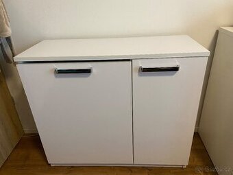 Lesklá bílá skříňka