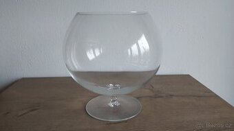 Velká skleněná číše