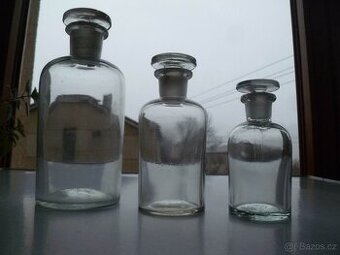 Skleněné lahve se zábrusem 100 ml ., laboratorní sklo .