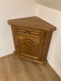 Rustikální rohová skříň