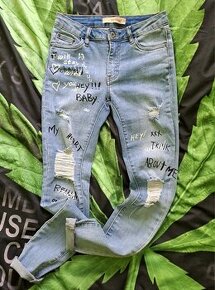 Trhané jeansy s nápisy