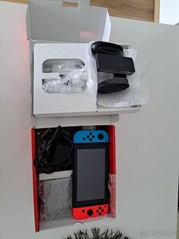 Konzole Nintendo Switch - Neon Red/Neon Blue + 2 ovladace