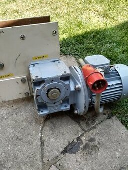 Elektromotor s převodovkou