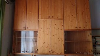 Dřevěné skříňky - obývací stěna