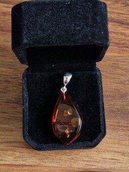 Nový krásný velký stříbrný přívěsek s jantarem