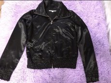 Prodám dámskou lesklou slabší bundu. Top stav