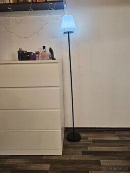 Moderní stojací lampa