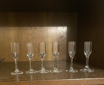 Sada retro ale spíše starších skleniček