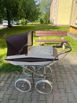 Krásný retro kočárek