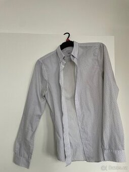 Bílá košile s černými kalhoty