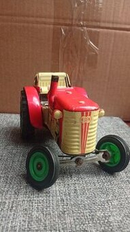 Nefunkční Retro Traktor s vozíkem