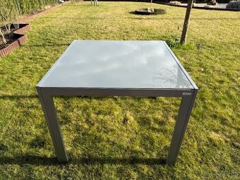 venkovní skleněný/kovový stůl