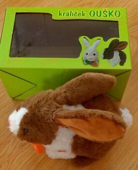 Hračky zajíček,panenky a pokladna