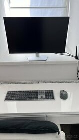 počítač s monitorem, myší a klávesnicí
