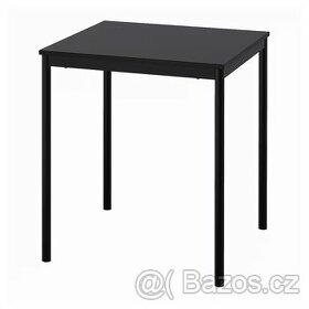 černý stůl IKEA