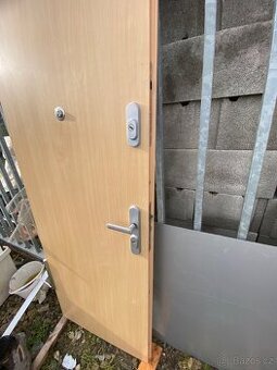BEZPEČNOSTNÍ DVEŘE 4.třída včetně speciální  zárubně