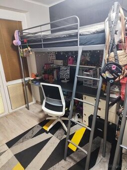 Vyvýšená patrová postel se stolem Ikea