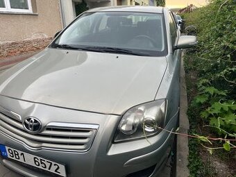 Toyota Avensis 2007 benzinová sedan.
