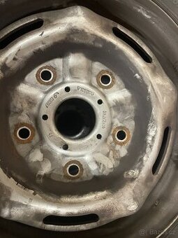 Pneu + plechové disky z vozu Ford Tranzit