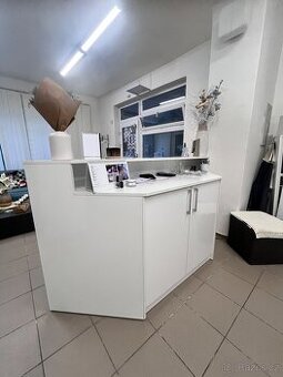 Pult se skříňkou k vybavení provozovny