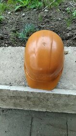 Přilba k motorové pile