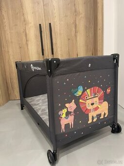 Petite&Mars Cestovní postýlka Koot Lion Grey - 1