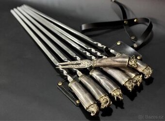 Sada ručně vyráběných špízů s vidličkou v koženém toulci