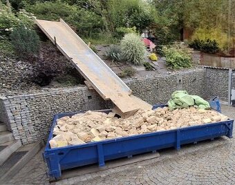 Shoz, skluzavka na suť, kamení, materiál, lidi