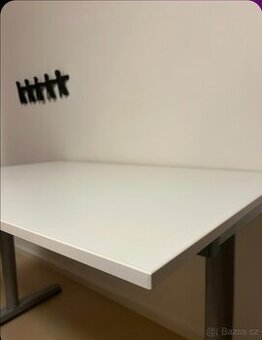 Krásný nastavitelný IKEA stůl
