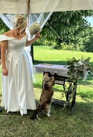 Svatební saténové šaty