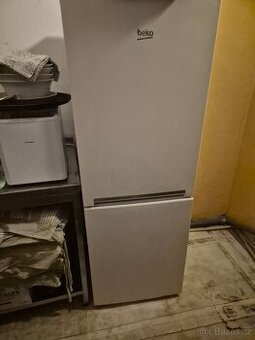 Kombinovaná lednice Beko RCSA 240M20W