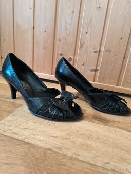 Černé dámské lodičky vel. 38