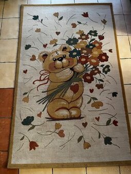 teplý koberec s medvědem