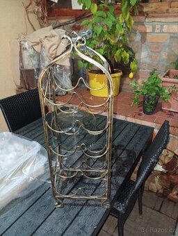 Starý kovový stojánek na l lahve