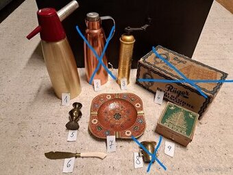 směs starožitných a retro věcí