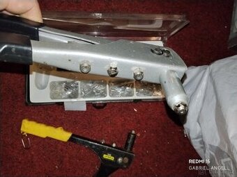 Sada nýtovacích kleští Caryo a Stanley