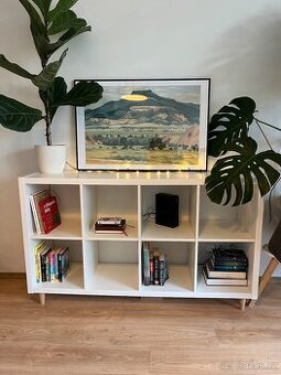 Bílá knihovna s zakázkovými dřevěnými nožičkami