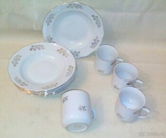 sada talířů a hrnků, se zlatou ozdobou