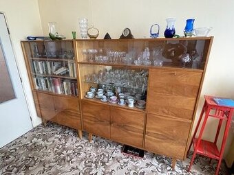 Starý nábytek a šicí stroj Minerva