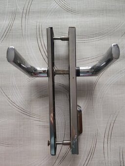 Bezpečnostní kování na dveře