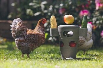 Beeztees krmítko pro drůbež Feed Tower s držáky 32,5 cm