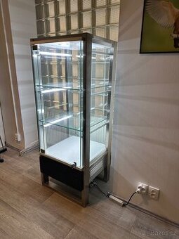 Skleněná vitrína - VÝPRODEJ OBCHODU