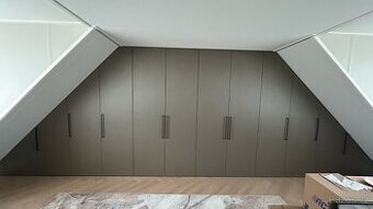 HĽADÁME ŠIKOVNÉHO ELEKTRIKÁRA DO HOLANDSKA (skrine na mieru)