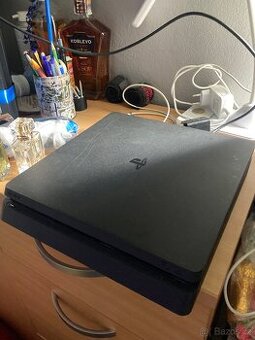 PS4 Slim SPĚCHÁ