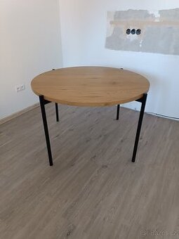 Krásný kulatý stůl, průměr 120 cm