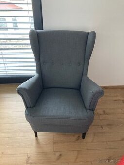 Křeslo ušák Ikea Strandmon tmavě šedá
