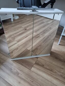 Koupelnová skříňka s el. zásuvkou a osvětlením