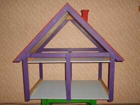 Domeček dřevěný pro panenky Barbie.