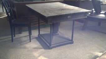 starožitný rozkládací stůl