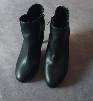 Bodyflirt černé kotníkové koženkové kozačky, vel. 40